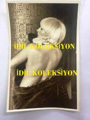 YEŞİLÇAM'IN YILDIZI SEVDA FERDAĞ'IN ORİJİNAL FOTOĞRAFI - 18 x 12 cm EBADINDA - SİYAH & BEYAZ - SEVDA FERDAĞ'IN SIRT DEKOLTESİYLE KÜRKÜN İÇİNDEYKEN ARKASINI DÖNÜP POZ VERDİĞİ ÇOK ÖZEL BİR FOTOĞRAFI - 1970'LERDEN 1 FOTOĞRAF