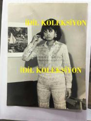 YEŞİLÇAM'IN YILDIZI SEVDA FERDAĞ'IN BÜYÜK BOY ORİJİNAL FOTOĞRAFI - 24 x 18 cm EBADINDA - SİYAH & BEYAZ - SEVDA FERDAĞ'IN KENDİSİNİ SİLAHLA BAŞINDAN VURMAYI CANLANDIRDIĞI ANLARDAN ÇEKİLMİŞ BİR FOTOĞRAFI - 1960'LARDAN BİR FOTOĞRAF