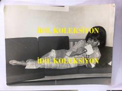 YEŞİLÇAM'IN YILDIZI SEVDA FERDAĞ'IN BÜYÜK BOY ORİJİNAL FOTOĞRAFI - 24 x 18 cm EBADINDA - SİYAH & BEYAZ - SEVDA FERDAĞ'IN ELİNDE MEKTUPLA İÇKİSİNE İLAÇ KATIP İNTİHAR ETMEYİ CANLANDIRDIĞI ANLARDAN ÇEKİLMİŞ BİR FOTOĞRAFI - 1960'LARDAN BİR FOTOĞRAF