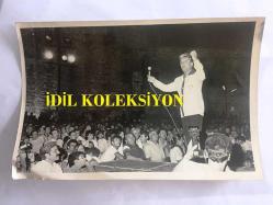 SANAT GÜNEŞİMİZ ZEKİ MÜREN'İN ORİJİNAL FOTOĞRAFI - 18 x 12 cm EBADINDA - ZEKİ MÜREN BODRUM KONSERİNDE SAHNEDEYKEN ÇEKİLMİŞ BİR FOTOĞRAF, 5 EYLÜL 1983