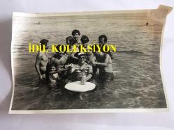 SANAT GÜNEŞİMİZ ZEKİ MÜREN'İN ORİJİNAL FOTOĞRAFI - 18 x 12 cm EBADINDA - ZEKİ MÜREN BODRUM'DA DENİZDE YÜZÜP EĞLENİRKEN ÇEKİLMİŞ BİR FOTOĞRAF, 7 TEMMUZ 1984