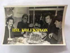 SANAT GÜNEŞİMİZ ZEKİ MÜREN'İN ORİJİNAL FOTOĞRAFI - 18 x 12 cm EBADINDA - ZEKİ MÜREN'İN SANATÇI DOSTLARIYLA AYNI MASADAYKEN ÇEKİLMİŞ BİR FOTOĞRAF, 1980'LER - 24 EKİM 1985