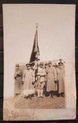PC.984 SANCAK TAŞIYAN ASKERLER ERKEN CUMHURİYET FOTOKART SOL ALT KÖŞE KAĞIT İNCELMESİ VAR