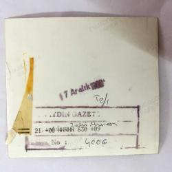 SANAT GÜNEŞİMİZ ZEKİ MÜREN'İN ORİJİNAL FOTOĞRAFI - 9,5 x 9 cm EBADINDA - ZEKİ MÜREN SANATÇI DOSTLARIYLA BİRLİKTEYKEN ÇEKİLMİŞ BİR KARE - 1980'LER