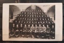 Efemera - PC.985 İZMİR SANATLAR MEKTEBİ'NDE 1.SINIF ÖĞRENCİ VE ÖĞRETMENLERİ 28 EKİM 1927 FOTO KART - kitantik - kitaLog