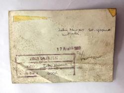 SANAT GÜNEŞİMİZ ZEKİ MÜREN'İN ORİJİNAL FOTOĞRAFI - 12,5 x 9 cm EBADINDA - ZEKİ MÜREN 56. YAŞINI KUTLADIĞINDA SANATÇI DOSTLARIYLA BİRLİKTEYKEN ÇEKİLMİŞ BİR KARE - 1980'LER - 17 ARALIK 1988