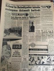 YENİ SABAH GAZETESİ 20 ŞUBAT 1963 YIL :25 SAYI :8602--Tekel Devlete 1 Milyar 297 Milyon Lira Kazandıracak ---Tren yolculuğun otobüsler ile rekabet için ucuzluyor --Sakarya nehri taştı 20 bin dönüm arazi sular altında ---İnönü dün Alican ve Dinçerle görüştü --AP İnönü ye cevap verdi --Bir profesör kaybolan kedisini  polisten istedi ---Seyahatlere paydos : Siyavuşgil ---Kıbrıs ta Belediyeler işinde anlaşma ihtimali belirdi --İhtilalin İç Yüzü : Yazan : Irak ı Nasırcılar Kürtler  ve Komünistler  Karıştırmıştı ---Bir çocuk  maşa ile ağabeysini öldürdü --Sinema Tiyatro : Maha Muhammet  en çok beğendiği filmini tamamladı --Fransız Sinemasının patlak suratı : Belmondo ---Milli Namzetler ilk hazırlığında Beyoğluspor u  mağlup etti :2-0---Dev maç için hazırlık :Beşiktaş bugün Taksim le  karşılaşıyor ---Galatasaraylı dört  futbolcu federasyona  rapor edildi --Gangsterdi ,şimdi ise iyi bir aile  reisi oldu ---K.Gümrük bugün D.Spor la Kupa Maçını Oynuyor ---Beykoz yarın kampa  giriyor ----