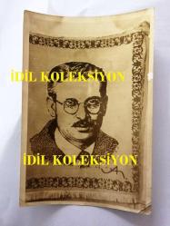 Efemera - ZEKİ MÜREN'İN BABASI KAYA MÜREN'İN KİLİM ÜZERİNE YAPILMIŞ PORTRESİNİN DUVARA ÇEKİLİRKEN KAYDEDİLMİŞ ORİJİNAL BİR FOTOĞRAFI - 18 x 12 cm EBADINDA - SİYAH & BEYAZ - kitantik - kitaLog