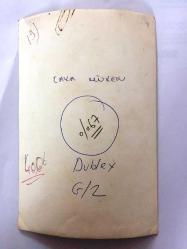 ZEKİ MÜREN'İN BABASI KAYA MÜREN'İN KİLİM ÜZERİNE YAPILMIŞ PORTRESİNİN DUVARA ÇEKİLİRKEN KAYDEDİLMİŞ ORİJİNAL BİR FOTOĞRAFI - 18 x 12 cm EBADINDA - SİYAH & BEYAZ