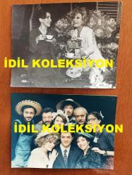 YILDIZ KENTER'İN ORİJİNAL 2'Lİ BÜYÜK BOY FOTOĞRAF SETİ -  24 x 18 cm EBADINDA - YILDIZ KENTER, ŞÜKRAN GÜNGÖR, MEHMET BİRKİYE, ZİYA KURKUT ve DİĞER DEĞERLİ KENT OYUNCULARININ YER ALDIĞI ''HAROLD ve MAUDE'' ADLI TİYATRO OYUNUNDAN 2 ÖZEL FOTOĞRAF - 15 ŞUBAT 1991