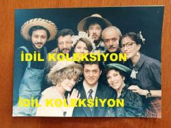YILDIZ KENTER'İN ORİJİNAL 2'Lİ BÜYÜK BOY FOTOĞRAF SETİ -  24 x 18 cm EBADINDA - YILDIZ KENTER, ŞÜKRAN GÜNGÖR, MEHMET BİRKİYE, ZİYA KURKUT ve DİĞER DEĞERLİ KENT OYUNCULARININ YER ALDIĞI ''HAROLD ve MAUDE'' ADLI TİYATRO OYUNUNDAN 2 ÖZEL FOTOĞRAF - 15 ŞUBAT 1991