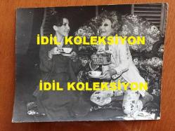 YILDIZ KENTER'İN ORİJİNAL 2'Lİ BÜYÜK BOY FOTOĞRAF SETİ -  24 x 18 cm EBADINDA - YILDIZ KENTER, ŞÜKRAN GÜNGÖR, MEHMET BİRKİYE, ZİYA KURKUT ve DİĞER DEĞERLİ KENT OYUNCULARININ YER ALDIĞI ''HAROLD ve MAUDE'' ADLI TİYATRO OYUNUNDAN 2 ÖZEL FOTOĞRAF - 15 ŞUBAT 1991