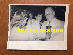 YILDIZ KENTER'İN ORİJİNAL BÜYÜK BOY FOTOĞRAFI - 20 x 15 cm EBADINDA - SİYAH & BEYAZ - GÜNEY DENİZ SAHA KOMUTANI ve DENİZ KUVVETLERİNİ GÜÇLENDİRME VAKFI BATI ANADOLU BÖLGE BAŞKANI KORAMİRAL IŞIK BİREN MAKAMINDA DÜZENLENEN BİR TÖRENLE DEVLET SANATÇISI YILDIZ KENTER'E VAKFIN TEŞEKKÜR PLAKETİNİ VERİRKEN ÇEKİLMİŞ BİR KARE, KONUKLAR ARASINDA MÜŞFİK KENTER - 25 TEMMUZ 1984