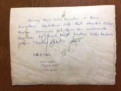 YILDIZ KENTER'İN ORİJİNAL BÜYÜK BOY FOTOĞRAFI - 20 x 15 cm EBADINDA - SİYAH & BEYAZ - GÜNEY DENİZ SAHA KOMUTANI ve DENİZ KUVVETLERİNİ GÜÇLENDİRME VAKFI BATI ANADOLU BÖLGE BAŞKANI KORAMİRAL IŞIK BİREN MAKAMINDA DÜZENLENEN BİR TÖRENLE DEVLET SANATÇISI YILDIZ KENTER'E VAKFIN TEŞEKKÜR PLAKETİNİ VERİRKEN ÇEKİLMİŞ BİR KARE, KONUKLAR ARASINDA MÜŞFİK KENTER - 25 TEMMUZ 1984