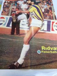RIDVAN DİLMEN'İN ORİJİNAL BÜYÜK BOY POSTERİ - 69 x 48 cm EBADINDA - GELİŞİM SPOR DERGİ HEDİYESİ - ÖZEL KOLEKSİYONDAN ÇIKMA, YENİ GİBİ TEMİZ DURUMDA - RIDVAN DİLMEN FENERBAHÇE FORMASIYLA SAHADAYKEN, FOTOĞRAF: HASAN ONUKER - 1980'LER ve 1990'LAR