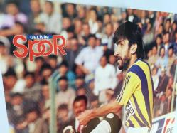 RIDVAN DİLMEN'İN ORİJİNAL BÜYÜK BOY POSTERİ - 69 x 48 cm EBADINDA - GELİŞİM SPOR DERGİ HEDİYESİ - ÖZEL KOLEKSİYONDAN ÇIKMA, YENİ GİBİ TEMİZ DURUMDA - RIDVAN DİLMEN FENERBAHÇE FORMASIYLA SAHADAYKEN, FOTOĞRAF: HASAN ONUKER - 1980'LER ve 1990'LAR