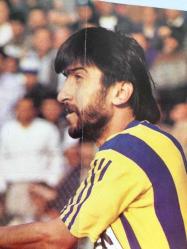 RIDVAN DİLMEN'İN ORİJİNAL BÜYÜK BOY POSTERİ - 69 x 48 cm EBADINDA - GELİŞİM SPOR DERGİ HEDİYESİ - ÖZEL KOLEKSİYONDAN ÇIKMA, YENİ GİBİ TEMİZ DURUMDA - RIDVAN DİLMEN FENERBAHÇE FORMASIYLA SAHADAYKEN, FOTOĞRAF: HASAN ONUKER - 1980'LER ve 1990'LAR