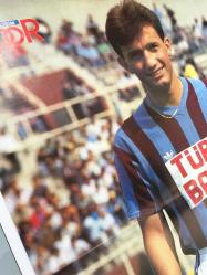 HAMİ MANDIRALI'NIN ORİJİNAL BÜYÜK BOY POSTERİ - 69 x 48 cm EBADINDA - GELİŞİM SPOR DERGİ HEDİYESİ - ÖZEL KOLEKSİYONDAN ÇIKMA, YENİ GİBİ TEMİZ DURUMDA - PARSAN, AYIN ALTIN ADAMI HAMİ MANDIRALI TRABZONSPOR FORMASIYLA SAHADAYKEN, FOTOĞRAF: ENDER ERKEK - 1980'LER ve 1990'LAR