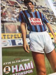 HAMİ MANDIRALI'NIN ORİJİNAL BÜYÜK BOY POSTERİ - 69 x 48 cm EBADINDA - GELİŞİM SPOR DERGİ HEDİYESİ - ÖZEL KOLEKSİYONDAN ÇIKMA, YENİ GİBİ TEMİZ DURUMDA - PARSAN, AYIN ALTIN ADAMI HAMİ MANDIRALI TRABZONSPOR FORMASIYLA SAHADAYKEN, FOTOĞRAF: ENDER ERKEK - 1980'LER ve 1990'LAR