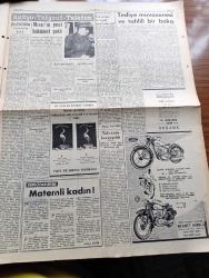 Zafer Gazetesi - 15 Haziran 1953 - Rus Notası İyi Niyeti İspat Eder Mi Yazan Mümtaz Faik Fenik Köşe Yazısı - Fenerbahçe Ankaragücü Maçı 3 3 Maçtan Bir Kare - Madenciliğimizde Çok Büyük Bir Hamle Yapılıyor - Mareşal Tito'nun Son Sovyet Teşebbüsüne Dair Nutku Rusya Üçlü Paktı Asla Sarsamaz - Ritzin Raporuna Göre Yine Naboland Suçlu - Şeker Bayramı - Kore'de Kızıllar Stratejik Noktalara Saldırıyor - Beşiktaş Danimarka'nın Tanınmış Takımı Jutlako'yu  Yendi - Benzeyenler Yazan Necdet Asi Yazı işleri - Şehir Tiyatrosu Hafta İçinde Gidiyor - Mısır Başvekili General Necip - Mısırın Yeni Hükümet Şekli - Hong Kong İncisi Anlatan Harry Feller Yazı Dizisi - Milyoner Erkek Nasıl Avlanır Marilyn Monroe'nun Formülü - Amerika Röportajları Yazan Fatin Fuad Yazı Dizisi - Paris'te Yaz Modaları - Kraliçe İkinci Elizabeth Bir Geçit Resminde - Fenerbahçe Takımı Bitkin Durumdadır - At Yarışları Bugünkü Koşular