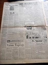 Hürriyet Gazetesi - 16 Aralık 1953 - Halk Partisi Meclisten Çekilmeyecek - Cumhuriyet Halk Partisi Elindeki Malları Pürüzsüz Devredecek - Cumhurreisi Celal Bayar İstirdat Kanununu Tasdik Etti - Basın Kanununda Yapılacak Tadilat - Yeni Sabah Gazetesi Sahibi Safa Kılıçlıoğlu Dünkü Duruşma Sırasında Fotoğraf - Necip Fazıl Kısakürek Dün Tahliye Edildi - Dün Gece Sergi Sarayında Gazoz Şişesi Yağmuru Altında Yapılan Maçta İranlı Güreşçiler 7 1 Galip Geldiler - İtalya'da 6 Milyon İşçi Greve Başladı - 16 Aralık 1909 Gazi Ethem Paşa'nın Ölümü - Rodos'tan Gelen Vatan Toprağı Yazan Nihad Sami Banarlı - Kore'deki Sevgili Yazan O. İlhami Bilger Yazı Dizisi - Dünyadan Haberler - Günümüzde Franco İspanyası - Hiç Bilmediğimiz Bir Alemin Sırları Hayvanlar Aleminde Aşk - Amerika'dan Kızıllara Karşı Savaş FBI Çağırıyor Yazı Dizisi - Bugün Fenerbahçe Beyoğluspor'la Karşılaşıyor - 2. Sultan Abdülhamit'in Sefir Avlama Sistemi Yazan Mehmet Reşit - Altın Kalpli Melek Kız Çizen Şevki