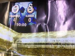 FENERBAHÇE POSTERİ, ORİJİNAL BASKI  - 67 x 48 cm EBADINDA - 22 NİSAN 2006 FENERBAHÇE'NİN GALATASARAY'I 4-0 MAĞLUP ETTİĞİ MAÇIN ŞÜKRÜ SARACOĞLU STADYUMUNDAN ÇEKİLMİŞ BİR KARESİ - PANODA 4-0 SKOR - ALEX DE SOUZA