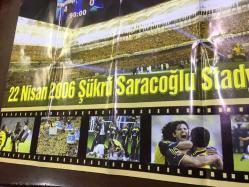 FENERBAHÇE POSTERİ, ORİJİNAL BASKI  - 67 x 48 cm EBADINDA - 22 NİSAN 2006 FENERBAHÇE'NİN GALATASARAY'I 4-0 MAĞLUP ETTİĞİ MAÇIN ŞÜKRÜ SARACOĞLU STADYUMUNDAN ÇEKİLMİŞ BİR KARESİ - PANODA 4-0 SKOR - ALEX DE SOUZA