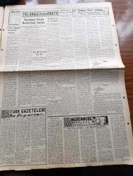 Hürses Gazetesi - 14 Temmuz 1953 - Başbakan Adnan Menderes Dün Mecliste Hükümetin Mesken Politikasını İzah Etti - Emlak Kredi Bankası Kanunu Değişti Banka 600 Milyon Tahvil Çıkarabilecek - İngiltere Mısır'a Bir Ültimatom Verdi - Millet Partisi Kapama Kararına Karşı Dün İtiraz Etti - Rus Notasına Cevabımız Dün Gece Verildi - İngiltere Dışişleri Vekili Anthony Eden İyileşiyor - PTT Kuruluş Kanunu Mecliste Kabul Edildi - Galatasaray Lisesinden Yetişenler İzmir'de Toplandı - Siyasi Partiler Nasıl Doğarlar ve Nasıl Ölürler Yazan İsmail Hakkı Baltacıoğlu - Sanat Ve İnsanlar Memleket Saat Ayarı - Abant Gölü Ve Yolculuğu Yazan Selami Erkut - Amerikan Demokrat Parti Lideri Stevenson Doğu Berlin'lileri Övüyor - Mao Zedung Hapishaneleri Yazan Seyfettin Turhan Yazı Dizisi - Nurenberg Hikayeleri Gobbels'in Muavini Hans Friçe'nin Hatıraları Yazı Dizisi - Futbolda Transfer Dedikoduları - Fenerbahçe kalecisi Şükrü Ersoy - Atatürk Çiftliği Bira Parkı Saz Evi- Ankara Radyosu Programı - Bulmaca