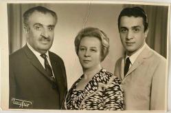 Tayfur fotoğrafçılık çekimi,Anne-baba ve bir erkek çocuktan oluşan aile fotoğrafı. Tançayımız ve Mithatımıza, en derin sevgilerimizle.. Ankara 01.07.1967 fotoğrafı, ORİJİNAL SİYAH & BEYAZ, 14 x 9 cm EBADINDA - 1940'LAR, 1950'LER, 1960'LAR ve 1970'LER