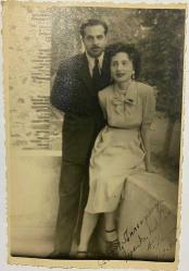 Sevgili anneciğime İpsala hatırası,24 Eylül 1950,ıslak imzalı fotoğraf-Balkonda birbirlerine sarılıp poz veren bir erkek ve bir kadın fotoğrafı, 1950 ORİJİNAL SİYAH & BEYAZ, 11 x 8 cm EBADINDA - 1940'LAR, 1950'LER, 1960'LAR ve 1970'LER