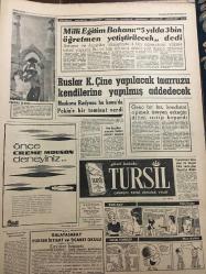 YENİ SABAH GAZETESİ 4 EYLÜL 1963-Cafer ile Hürmüz,Altan Erbulak-Hıfzı Oğuz Bekata çeşitli iç meselelerden yorulmuş --Harp Okulu Öğrencileri Kanunlar Himayesinde ---Dostunu da otel kasasında soydu --İzmir de esrarengiz bir hadise --Üsküdar  a giderken şarkısını meşhur eden Eartha Kitti mesleği için eşinden ayrılıyor --Tahkikat komisyonu  her gün çalışacak ---Üsküdar Valisi : Siyavuşgil ---Milli Eğitim Bakanı :5 Yılda 3 bin Öğretmen Yetiştirilecek Dedi --Ruslar K.Çin e Yapılacak Taarruza Kendilerine Yapılmış Addedecek---Ustinov ,kendi piyesini beğendi --Venedik Film Festivali Hadiseli Olarak Başladı ----Sabık İran Başbakanı Zahidi öldü --Şah ,Süreyya yı  tehdit etmiş --Bir otobüs uçuruma  yuvarlandı 1 ölü 10 yaralı var --Galatasaray -Ferençvaroş maçı ileri bir tarihe  bırakıldı --Amatör  Milli Takımımız Napoli için Cuma Günü Ankara da Kampa Giriyor --Fenerbahçe Başkentte G.Birliği ile Oynuyor ---İzmir de bayanlar maçlara ücretsiz olarak girecekler ---