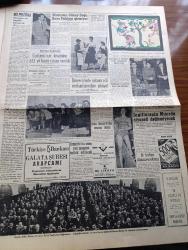 Yeni Sabah Gazetesi - 15 Mayıs 1954 - Celal Bayar Tekrar Reisicumhurluğa Seçildi - Adnan Menderes Kabinesi Anayasa Gereğince İstifa Etti - Refik Koraltan Meclis Reisi Seçildi - Rusya Amerika'dan Aldığı Gemileri İstanbul'da İade Ediyor - Yunanistan Kıbrıs'ta Vazgeçmiyor - Dünya Serbest Güreş Şampiyonası - Dün Yapılan Türkiye Daktilografi Şampiyonasında Birinciliği Kazanan Ece Özbayrak - Sevil Gülü Yazan Earl Lordrey Yazı Dizisi - Defineciler Siyavuşgil - Şehir Tiyatrosunda İhtilaf Çıktı - Irza Tecavüzün Cezası İdam - İngiltere'nin Mısır'da Siyaseti Değişmeyecek - Hacivat Ve Karagöz Fotoğraf - Abrakadabra Sihirbazların Sırlarını Anlatıyor - En Güzel Poz Müsabakası - Rusya'dan Kaçan Pilot Mehmet Altunbay Anlatıyor Cehennemde Gördüklerim Yazı Dizisi - Esrarengiz Suçlu Yazan A. Wade Yazı Dizisi -  Galatasaray Adalet Maçı - Futbol Federasyonu Başkanlığına Ulvi Yenal Getirildi - Güller Açınca Çizgi Roman- Komünist Çin'de Açlık Başgösterdi
