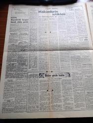 Zafer Gazetesi - 11 Mart 1954 - Sayın Bayar Anavatana Hoş Geldiniz Yazan Mümtaz Faik Fenik Köşe Yazısı - Celal Bayar Bu Sabah Ankara'da - İstanbul Dün Görülmemiş Bir Muhabbet Tezahürü İle Ayakta İdi - Amerika'dan Dönen Celal Bayar Başvekil Adnan Menderes ile Birlikte Ankara'ya Hareket Etti - Malatya Davasında Bir Tecavüz Sanık Hüseyin Üzmez Fotoğraf - Elazığ'da Çimento Fabrikası Kuruluyor - Yapamayacakları Fenalık Yoktur Yazan Burhan Apaydın - Halkın Sevgilisi Yazan Orhan Seyfi Orhon - Bahar Gözlüm Kadın Yazan Münir Mueyyet Bekman Yazı Dizisi - İspanyol Milli Futbol Takımı Geliyor - Paddy Demirci Hafif Siklet Şampiyonu - İki İrtica Kolkola - 50 Yaşını Dolduran Marlene Dietrich Bunda Haksız Mı - Güven Otobüsleri - Amerika'dan Gelen Reisicumhur Celal Bayar'ı Karşılama Töreninden Fotoğraflar