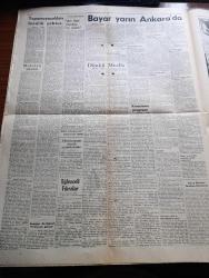 Zafer Gazetesi - 11 Mart 1954 - Sayın Bayar Anavatana Hoş Geldiniz Yazan Mümtaz Faik Fenik Köşe Yazısı - Celal Bayar Bu Sabah Ankara'da - İstanbul Dün Görülmemiş Bir Muhabbet Tezahürü İle Ayakta İdi - Amerika'dan Dönen Celal Bayar Başvekil Adnan Menderes ile Birlikte Ankara'ya Hareket Etti - Malatya Davasında Bir Tecavüz Sanık Hüseyin Üzmez Fotoğraf - Elazığ'da Çimento Fabrikası Kuruluyor - Yapamayacakları Fenalık Yoktur Yazan Burhan Apaydın - Halkın Sevgilisi Yazan Orhan Seyfi Orhon - Bahar Gözlüm Kadın Yazan Münir Mueyyet Bekman Yazı Dizisi - İspanyol Milli Futbol Takımı Geliyor - Paddy Demirci Hafif Siklet Şampiyonu - İki İrtica Kolkola - 50 Yaşını Dolduran Marlene Dietrich Bunda Haksız Mı - Güven Otobüsleri - Amerika'dan Gelen Reisicumhur Celal Bayar'ı Karşılama Töreninden Fotoğraflar