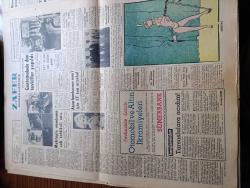 Zafer Gazetesi - 18 Ağustos 1954 - Yeraltı Muhalefetine Yazan Mümtaz Faik Fenik Köşe Yazısı - Konya Ve Amasya Şeker Fabrikaları Da Açılıyor - Yeniden Üç Firmaya Petrol Arama Müsaadesi Veriliyor - Atatürk Üniversitesine Dair Celal Yardımcı'nın Zafer'e Beyanatı - Reisicumhur Celal Bayar'ın Davetlisi Olarak Atatürk'ün Hayatını Filme Çekmek İçin Gelecek Olan Aktör Douglas Fairbanks - Urfa Valisi Nedim Evliya Beraat Etti - Irz Düşmanları Yazanlar Orhan Seyfi Orhon - Gençliğimin Rüzgarı Yazan Mükerrem Kamil Su Yazı Dizisi - İkiz Dünya Başka Alemlerde Bir Macera Çizgi Roman - Girgin BİM'in Harikulade Maceraları Çizgi Roman - Ölüm Hücresi 2455 Yazan Caryl Chessman Yazı Dizisi - İsimsiz Sevgili Foto Roman - Amerika'da Casuslar İçin Ölüm Cezası - Merzifon'da Musiki Cemiyeti Kuruldu - Nermin Yakar Konseri - Parker Ouink