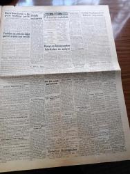 Zafer Gazetesi - 18 Ağustos 1954 - Yeraltı Muhalefetine Yazan Mümtaz Faik Fenik Köşe Yazısı - Konya Ve Amasya Şeker Fabrikaları Da Açılıyor - Yeniden Üç Firmaya Petrol Arama Müsaadesi Veriliyor - Atatürk Üniversitesine Dair Celal Yardımcı'nın Zafer'e Beyanatı - Reisicumhur Celal Bayar'ın Davetlisi Olarak Atatürk'ün Hayatını Filme Çekmek İçin Gelecek Olan Aktör Douglas Fairbanks - Urfa Valisi Nedim Evliya Beraat Etti - Irz Düşmanları Yazanlar Orhan Seyfi Orhon - Gençliğimin Rüzgarı Yazan Mükerrem Kamil Su Yazı Dizisi - İkiz Dünya Başka Alemlerde Bir Macera Çizgi Roman - Girgin BİM'in Harikulade Maceraları Çizgi Roman - Ölüm Hücresi 2455 Yazan Caryl Chessman Yazı Dizisi - İsimsiz Sevgili Foto Roman - Amerika'da Casuslar İçin Ölüm Cezası - Merzifon'da Musiki Cemiyeti Kuruldu - Nermin Yakar Konseri - Parker Ouink