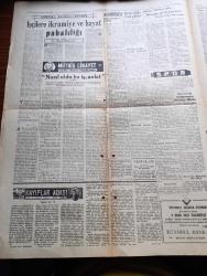 Yeni Ulus Gazetesi - 8 Ocak 1954 - İkramiyeler Zamlar Ve Yardımlar Yazan Hüseyin Cahit Yalçın Köşe Yazısı - Tedbirsizlik İhmal Laubalilik Yazan Nihat Erim Köşe Yazısı - Eisenhower Kongrede Yıllık Beyanatını Verdi - İsmet İnönü Gençlik Kolları Üyeleriyle Görüştü - Mevsimin Büyük Güreş Karşılaşması - Türkiye'ye Dair Yunanca Broşür - Kayıplar Adası Çeviren Nuri Özkan Yazı Dizisi - İşçilere İkramiye Ve Hayat Pahalılığı Yazan Doktor Debi Barkın Köşe Yazısı - Müthiş Cinayet Katil Nasıl Yakalandı Yazı Dizisi - Herhangi Şey Türkiye İçin Nereye Gidiyoruz Yazan Kemal Zeki Gençosman - Devler Şehri New York Yazan Nermin Abadan Köşe Yazısı - Küçük Tiyatroda Gelin Piyesi - Büyük Tiyatroda Güzel Helena - Cemiyet Hayatı