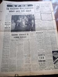 Yeni Ulus Gazetesi - 2 Şubat 1954 - İki Propaganda Yazan Hüseyin Cahit Yalçın Köşe Yazısı - Almanya'ya Dair Sovyet Teklifleri - Viet Minh Kuvvetleri İlerliyor - Amerikan Uçakları Bir Mig Düşürdü - CHP Genel Sekreteri Kasım Gülek Kilis'ten Adana'ya Gitti  - Petrolde Devlet Hissesi Yazan Nihat Erim Köşe Yazısı - Şu Döviz Kılığında Yazan Vedat Dicleli - Londra'da Bir Cami - Eskimolar Yazan Hans Reusch Yazı Dizisi - Kar Senfonisi Yazan Selahattin Batu Köşe Yazısı - Petrolde Devlet Hissesi - Bir Dil Nasıl Öç Alır Yazan Bülent Ecevit Köşe Yazısı - Sonya Işık Kraliçesi Seçildi - Çerkes Ethem - Pasifik Kahramanları Anlatan Ronald Mckie Yazı Dizisi - Ankara İstanbul Radyosu Programı - Cemiyet Hayatı - Hayatta Muvaffak Olmanın Sırları - Lig Maçlarının İkinci Devresinin Akıbeti Yarın Belli Olacak - Ruslar İsveç Güreşçilerini 27 5 Mağlup Etti - Sabite Tur Gülerman Büyük Sinemada