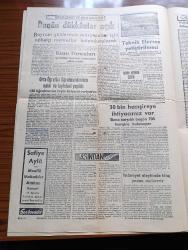 Son Havadis Gazetesi - 8 Ağustos 1954 - Gülünç Olmayalım Yazan Cemil Sait Barlas Köşe Yazısı - On İki Sınıfın Silah Altına Çağırılacağı Hakkındaki Haber Yalanlanıyor - Üçlü Balkan Anlaşmasının Pazartesi İmzalanıyor - Bikini Bu Dene Plajların Modası - Fuat Arna Dün Gece Tevkif Edildi - Florya Arsaları Meselesi Arsalarda Hissediyorum İlanlar İstifalarını Verdiler - İki Kadın Milliyetçi Fransız Polisin Öldürdüler - İngiliz Milletvekillerinin Vaziyeti Yazanlar John H. Mac Callum Scott -  New York'la Paris Arasında Otomobil Yarışı  - Zenciler Birbirine Benzemez Yazan Attila İlhan Yazı Dizisi - İslam Aleyhinde Kitap Yazan Yazar Jorj Şukyr - Zemzem Suyu Çıkarmaktadır İçin Mekke'de Artezyen Kuyuları Açıldı - Hikaye Karanlıkta Yazan A. Rıza Yalt - Demir Perdesi Yıkılıyor Yazan Pat Frank Yazı Dizisi - Profesyonel Bir Dolandırıcının Hikayesi Yazı Dizisi - Safiye Ayla Bomonti Çay Bahçesinde