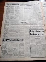 Her Gün Ekspres Gazetesi - 18 Eylül 1954 - Reisicumhur Celal Bayar Ve Başvekil Adnan Menderes Yarın Konya'ya Gidiyor - Adnan Menderes Ve Celal Bayar Her İkisi de Şeker Fabrikasının Açılış Töreninde Hazır Bulunacak - Komünistler Dün Muhakeme Edildi - İskoçya Sanayi Fuarında Atatürk'e Aşık Bir İngiliz Yazan Mehmet Faruk Gürtunca Köşe Yazısı - Uçak Müsabakası Jet Uçakları Yarışmasına Bizim Bir Tayyare Filomuz Katılacak - Adnan Menderes'in Dünkü Mühim Konuşması - Meşhur Romancı Ernest Hemingway Uçak Kazası Geçirdi Fotoğraf - Evli ve Çocuk Sahibi Bir Memur Pazar Yerinde Ayna Koyarak Kadınların Mahremiyet Yerlerinin İzlemiş - Kurtderelinin Ustası Cinci Mehmet Pehlivan Yazan Kispetle Yazı Dizisi - Estergon Kahramanı Yazan Mustafa Sertoğlu Yazı Dizisi - Bir Film Yazarı İle Mahkemede Tanıştım Ülkü Gürtunca Hollywood'dan Yazıyor - Hazreti Muhammed'in Gazaları Yazan Figani Yazı Dizisi - Köre Kahramanlarının Romanı Hayal Kurbanları Yazan Süheyla Muhterem Bahşi Yazı Dizisi - Alpaslan