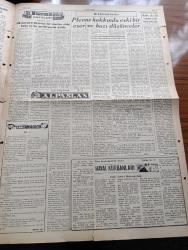 Her Gün Ekspres Gazetesi - 18 Eylül 1954 - Reisicumhur Celal Bayar Ve Başvekil Adnan Menderes Yarın Konya'ya Gidiyor - Adnan Menderes Ve Celal Bayar Her İkisi de Şeker Fabrikasının Açılış Töreninde Hazır Bulunacak - Komünistler Dün Muhakeme Edildi - İskoçya Sanayi Fuarında Atatürk'e Aşık Bir İngiliz Yazan Mehmet Faruk Gürtunca Köşe Yazısı - Uçak Müsabakası Jet Uçakları Yarışmasına Bizim Bir Tayyare Filomuz Katılacak - Adnan Menderes'in Dünkü Mühim Konuşması - Meşhur Romancı Ernest Hemingway Uçak Kazası Geçirdi Fotoğraf - Evli ve Çocuk Sahibi Bir Memur Pazar Yerinde Ayna Koyarak Kadınların Mahremiyet Yerlerinin İzlemiş - Kurtderelinin Ustası Cinci Mehmet Pehlivan Yazan Kispetle Yazı Dizisi - Estergon Kahramanı Yazan Mustafa Sertoğlu Yazı Dizisi - Bir Film Yazarı İle Mahkemede Tanıştım Ülkü Gürtunca Hollywood'dan Yazıyor - Hazreti Muhammed'in Gazaları Yazan Figani Yazı Dizisi - Köre Kahramanlarının Romanı Hayal Kurbanları Yazan Süheyla Muhterem Bahşi Yazı Dizisi - Alpaslan