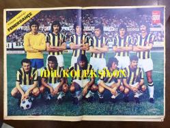 HAYAT SPOR DERGİSİ - 13 AĞUSTOS 1975 - SAYI: 33  - FENERBAHÇE'NİN 1975 TAKIM KADROSU POSTERİ -  GALATASARAY'IN 1975 TAKIM KADROSU POSTERİ - TRABZONSPOR'UN 1975 TAKIM KADROSU POSTERİ - KEMAL ÖZUĞUR, ANKARA MEKTUBU - OKAN YÜKSEL, İZMİR MEKTUBU - İSMAİL HAKKI GÜNGÖR - MUSTAFA DAĞ - AMİGO BİROL - GÜVEN KUYUMLU - VOLKAN YİĞİT - HASAN POLAT - CEM ATABEYOĞLU - YAĞLI GÜREŞTE YENİLMEYEN PEHLİVAN KARA ALİ - YÜKSEK DENİZCİLİK OKULUYLA HARP OKULUNUN YARIŞLARI - SABRİ HOCA - ÖMER BESİM - GÜREŞTE ÇOBAN ALİ DEVRİ - VOLKAN YİĞİT - KAMRAN TEKİL - GALATASRAY'IN BEŞİKTAŞ'I 1940'TA 9-2 YENDİĞİ MAÇ - ÖMER KARADAĞ - CEM ATABEYOĞLU - ANADASPOR POSTERİ - TAM TAKIM POSTERLİ DERGİ, FENERBAHÇE, GALATASARAY ve TABZONSPOR POSTERLERİ 2 SAYFALIK BOY, ADANASPOR POSTERİ ARKA KAPAKTA - TOPLAM  32 SAYFA