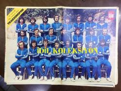 HAYAT SPOR DERGİSİ - 13 AĞUSTOS 1975 - SAYI: 33  - FENERBAHÇE'NİN 1975 TAKIM KADROSU POSTERİ -  GALATASARAY'IN 1975 TAKIM KADROSU POSTERİ - TRABZONSPOR'UN 1975 TAKIM KADROSU POSTERİ - KEMAL ÖZUĞUR, ANKARA MEKTUBU - OKAN YÜKSEL, İZMİR MEKTUBU - İSMAİL HAKKI GÜNGÖR - MUSTAFA DAĞ - AMİGO BİROL - GÜVEN KUYUMLU - VOLKAN YİĞİT - HASAN POLAT - CEM ATABEYOĞLU - YAĞLI GÜREŞTE YENİLMEYEN PEHLİVAN KARA ALİ - YÜKSEK DENİZCİLİK OKULUYLA HARP OKULUNUN YARIŞLARI - SABRİ HOCA - ÖMER BESİM - GÜREŞTE ÇOBAN ALİ DEVRİ - VOLKAN YİĞİT - KAMRAN TEKİL - GALATASRAY'IN BEŞİKTAŞ'I 1940'TA 9-2 YENDİĞİ MAÇ - ÖMER KARADAĞ - CEM ATABEYOĞLU - ANADASPOR POSTERİ - TAM TAKIM POSTERLİ DERGİ, FENERBAHÇE, GALATASARAY ve TABZONSPOR POSTERLERİ 2 SAYFALIK BOY, ADANASPOR POSTERİ ARKA KAPAKTA - TOPLAM  32 SAYFA
