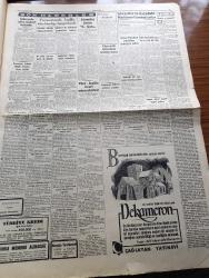 Cumhuriyet Gazetesi - 22 Mart 1954 - Almanlarla Görüşmelere Dair Yayınlanan Tebliğ - Migros Teşkilatı Hazırlıkları - Başbakan Adnan Menderes'in Amerikan Gazetecilerin Demeci - Avrupa'da Ordusu Ve Amerika - Bir Endonezya Heyeti Dün Ankara'ya Geldi - Tito Nisan'da Geliyor - Türk Pakistan Paktına Karşı Komünistler Faaliyete Geçti - Millet Partisinden Niçin Çekildim Yazan Hikmet Bayur Yazı Dizisi - Abide Yerine Heykel Yazan Bedri Rahmi Eyüboğlu Köşe Yazısı - İnce Memed Yazan Yaşar Kemal Yazı Dizisi -  Sigortada Altın Madeni Bulundu - Burhan Felek Köşe Yazısı - Sovyetler ve Asya'daki Müslüman Cumhuriyetler - Dün Yapılan Futbol Karşılaşmaları - Fenerbahçe Takımı Türkiye Kros Şampiyonluğunu Kazandı - Sarayların Aşk İlahesi Desiree Yazan Annemarie Selinko Yazı Dizisi - Büyük Adli Hatalar Kasım Sokağı Cinayeti Çeviren Mazhar Kunt Yazı Dizisi - Resimli Romanımız Meş'un Pırlanta Yazan George Simenon - Arı Bisküvileri - Zeki Müren Diyor Ki Bataryalı Siemens Radyoların Şahıdır