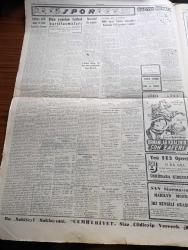 Cumhuriyet Gazetesi - 22 Mart 1954 - Almanlarla Görüşmelere Dair Yayınlanan Tebliğ - Migros Teşkilatı Hazırlıkları - Başbakan Adnan Menderes'in Amerikan Gazetecilerin Demeci - Avrupa'da Ordusu Ve Amerika - Bir Endonezya Heyeti Dün Ankara'ya Geldi - Tito Nisan'da Geliyor - Türk Pakistan Paktına Karşı Komünistler Faaliyete Geçti - Millet Partisinden Niçin Çekildim Yazan Hikmet Bayur Yazı Dizisi - Abide Yerine Heykel Yazan Bedri Rahmi Eyüboğlu Köşe Yazısı - İnce Memed Yazan Yaşar Kemal Yazı Dizisi -  Sigortada Altın Madeni Bulundu - Burhan Felek Köşe Yazısı - Sovyetler ve Asya'daki Müslüman Cumhuriyetler - Dün Yapılan Futbol Karşılaşmaları - Fenerbahçe Takımı Türkiye Kros Şampiyonluğunu Kazandı - Sarayların Aşk İlahesi Desiree Yazan Annemarie Selinko Yazı Dizisi - Büyük Adli Hatalar Kasım Sokağı Cinayeti Çeviren Mazhar Kunt Yazı Dizisi - Resimli Romanımız Meş'un Pırlanta Yazan George Simenon - Arı Bisküvileri - Zeki Müren Diyor Ki Bataryalı Siemens Radyoların Şahıdır
