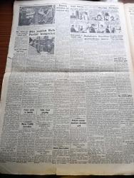 Cumhuriyet Gazetesi - 22 Mart 1954 - Almanlarla Görüşmelere Dair Yayınlanan Tebliğ - Migros Teşkilatı Hazırlıkları - Başbakan Adnan Menderes'in Amerikan Gazetecilerin Demeci - Avrupa'da Ordusu Ve Amerika - Bir Endonezya Heyeti Dün Ankara'ya Geldi - Tito Nisan'da Geliyor - Türk Pakistan Paktına Karşı Komünistler Faaliyete Geçti - Millet Partisinden Niçin Çekildim Yazan Hikmet Bayur Yazı Dizisi - Abide Yerine Heykel Yazan Bedri Rahmi Eyüboğlu Köşe Yazısı - İnce Memed Yazan Yaşar Kemal Yazı Dizisi -  Sigortada Altın Madeni Bulundu - Burhan Felek Köşe Yazısı - Sovyetler ve Asya'daki Müslüman Cumhuriyetler - Dün Yapılan Futbol Karşılaşmaları - Fenerbahçe Takımı Türkiye Kros Şampiyonluğunu Kazandı - Sarayların Aşk İlahesi Desiree Yazan Annemarie Selinko Yazı Dizisi - Büyük Adli Hatalar Kasım Sokağı Cinayeti Çeviren Mazhar Kunt Yazı Dizisi - Resimli Romanımız Meş'un Pırlanta Yazan George Simenon - Arı Bisküvileri - Zeki Müren Diyor Ki Bataryalı Siemens Radyoların Şahıdır