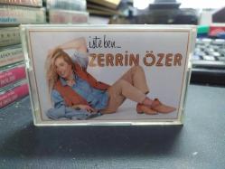 ZERRİN ÖZER - İŞTE BEN... - KASET [1990 Sarp Yapım - kağıt baskı - sarı bandrol]