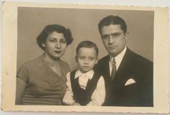 4-5 yaşlarında erkek çocuklarıyla poz veren Anne-Baba fotoğrafı. Neclaya sevgilerimle.. 18.07.1955 ,ORİJİNAL SİYAH & BEYAZ, 11 x 8 cm EBADINDA - 1940'LAR, 1950'LER, 1960'LAR ve 1970'LER