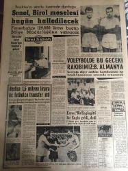YENİ SABAH GAZETESİ 8 AĞUSTOS 1963 YIL :26 SAYI :8764--Koalisyon Liderleri Bugün Toplanıyorlar ---Türkiye yüzde 6 kalkınma hızına ulaştı ---48 Yaşında bir balıkçı dostunu  delik deşik  etti ---Ama dilenci bir hafta hapis yedi ---5 Trafik kazasında 6 kişi daha can verdi ---60 Derece sıcak bir sirkin foyasını meydana çıkardı --Yasak da yasak :Siyavuşgil --Keçilerle mücadele başladı ---Moskova da iyimserlik  devam ediyor --Suriye de trafik kazası yaptı ,Türkiye ye sığındı ---Şenol ,Birol meselesi bugün halledilecek ---Benfica 1,5 milyon liraya üç futbolcu transfer etti --Voleybol da bu geceki  rakibimiz :B.Almanya --Eryar ,Bir Engin gitti bir Engin geldi dedi ---Güreşçiler yarın Konya dan İstanbul a geliyor ---Kavga 1 ölü ,3 yaralı  ile bitti --Trafik kazaları  ve artış  sebepleri ---Hristiyanlık kongresinde Müslümanlık övüldü --Baba -oğul bir kuyuda zehirlendi ---Kızına kötü muamele de bulunan damadını öldürdü --Bölükbaşı  ,üç ortak  partiyi itham etti --