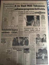 YENİ SABAH GAZETESİ 7AĞUSTOS 1963 YIL :26 SAYI :8763--İdareciler en az 4 yıl vazife görmedikçe değişmeyecek ---Kat mülkiyeti için tasarı  hazırlandı ---İzmir yolunda yeni bir kazada 3 kişi daha öldü---Maarif Müdürü Açıkta Talebe Kalmayacak Dedi ---7 Kişilik aileyi sel götürdü --İki kardeş suçu pay edemiyor ---25 Yerde üst mahkeme kuruluyor ---Ardıçoğlu işine  karışan olursa çekip gidecek --25 Yerde üst mahkeme kuruluyor ---Daha 18 yaşında iken  bir düzine sevgilisi vardı ---Sık sık saate bakmak :Siyavuşgil --Kolombiya da şakiler 45 kişiyi öldürdü --B.Almanya Savunma bütçesi yüzde 40 nisbetinde arttı ---Türk Sinemasında Yeni Filmler Başarılı --Sinemalar : Atlas : Kadının Arzu Ettiği Aşk ,İnci :Zorla Evlendik ,Konak :Büyük Misafir ---Fenerbahçe bu gece Altay ile oynuyor --A ve Ümit Milli Takımının Çalışma Programı Belli Oldu ---Voleybol da bu gece rakibimiz :İsrail --İstanbul a bu sene 16 yabancı  tenisçi geliyor --Amerikan Atletleri İngiltere yi de yendi :120-91---